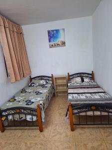 1 dormitorio con 2 camas individuales en una habitación en SB Villa, en Triolet