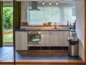 uma cozinha com um fogão e um lavatório em Hollybush Studio - Uk39054 em Knebworth