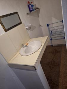ein Waschbecken mit einer weißen Arbeitsplatte in der Unterkunft SB Villa in Triolet