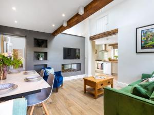 eine Küche und ein Wohnzimmer mit einem Tisch und Stühlen in der Unterkunft Cherry Cottage - Uk46357 in Grantley