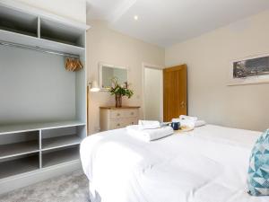 ein Schlafzimmer mit einem weißen Bett und einem Fenster in der Unterkunft Cherry Cottage - Uk46357 in Grantley
