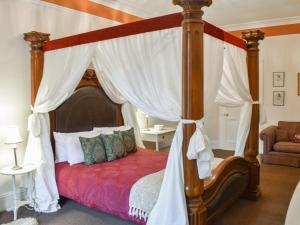 מיטה או מיטות בחדר ב-Calthwaite Hall West Wing