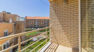 Elle comprend un balcon avec un mur en briques. dans l'établissement Central Matosinhos Apartment by Unique Hosts, à Senhora da Hora