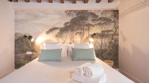 1 dormitorio con una pintura en la pared en Siete LLaves by Toledo AP, en Toledo