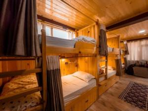 Habitación con 3 literas en una cabaña en Hodophile Home Manali, en Manali