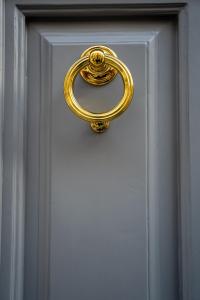 einen goldenen Türgriff an einer weißen Tür in der Unterkunft CASA ALMIKA PRINCIPE AMEDEO in Bari