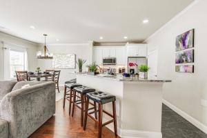 Η κουζίνα ή μικρή κουζίνα στο Spacious Grand Prairie Home with Fenced Yard and Patio