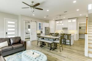 Η κουζίνα ή μικρή κουζίνα στο 6 Mi to Beach Modern Rockport Home!