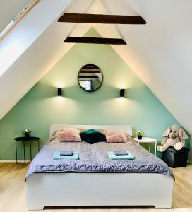 1 dormitorio con 1 cama grande en el ático en IstEni apartman Zamárdi, akár 12 fő! Balaton, en Zamárdi