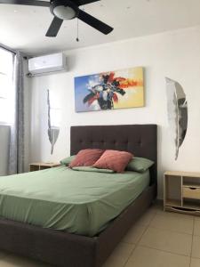 a bedroom with a bed and a ceiling fan at APARTAMENTO 3 habitaciones y piscina a solo 15 minutos del aeropuerto in Panama City