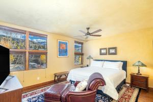 En eller flere senge i et værelse på Gorgeous Granita Ski in-Ski out