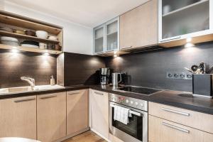 Kuchyň nebo kuchyňský kout v ubytování AirHome - Tower Apartment + 41 fotografií