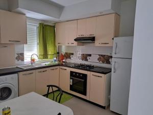 纳布勒Dar Saloua的带炉灶和白色冰箱的厨房