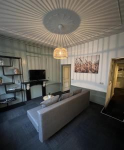 a living room with a couch and a chandelier at Appartement centrum Delft in Delft