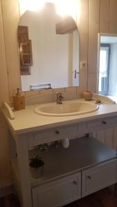 a bathroom with a sink and a mirror at Chambres et gîte dans un lieu calme et champêtre in Gourgé