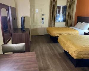 Giường trong phòng chung tại Suburban Studios Winston-Salem near Hanes Mall +21 ảnh