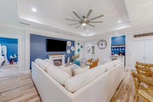 uma sala de estar com um grande sofá branco em Driftwood Dreams em Panama City Beach