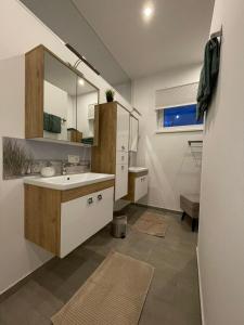 a bathroom with a sink and a mirror at Ferienwohnung Lieblingsplatzl in Wenns