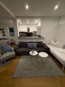 ein Wohnzimmer mit einem Sofa und einem Tisch in der Unterkunft Ferienwohnung Lieblingsplatzl in Wenns