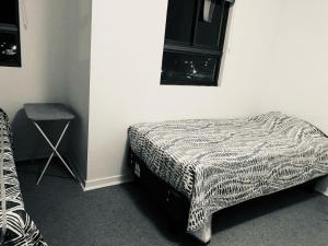 um quarto com uma cama, uma mesa e uma janela em Departamento Equipado em Copiapó