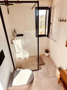 een badkamer met een toilet en een wastafel bij Can Yuca I in Santanyi