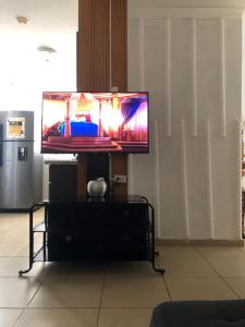 a flat screen tv sitting on a stand in a living room at APARTAMENTO 3 habitaciones y piscina a solo 15 minutos del aeropuerto in Panama City