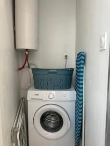 a washing machine with a basket on top of it at Le Mourillonnais in Toulon