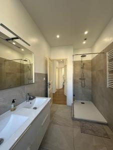 a bathroom with a tub and a sink and a shower at Le Mourillonnais in Toulon