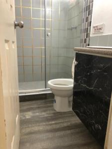 a bathroom with a toilet and a glass shower at APARTAMENTO 3 habitaciones y piscina a solo 15 minutos del aeropuerto in Panama City