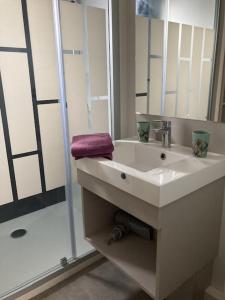 Bilik mandi di Cottage Le Colibri au calme piscine chauffée sauna hammam parc multisports