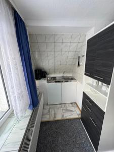 Kuchyň nebo kuchyňský kout v ubytování Strandvogtei Sellin FeWo 3 - sehr zentrales und geräumiges Apartment + 5 fotografií