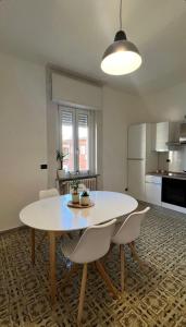 eine Küche mit einem Tisch und Stühlen im Zimmer in der Unterkunft YellowHouse in Gallarate