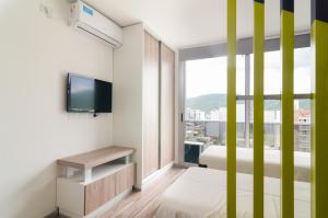 Habitación con TV, cama y ventana. en DA DFC en Salta
