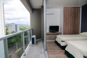 Habitación con 2 camas y balcón con TV. en DA DFC en Salta