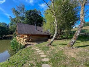 Vrt ispred objekta Log Cabin/Hot Tub on Private Lake Jurassic Coast