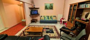 salon z kanapą i stołem w obiekcie Kounis Villa w Chalkidzie
