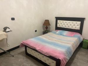 Een bed of bedden in een kamer bij Merry's Cozy Furnished Apartment