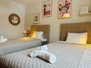 ein Schlafzimmer mit 2 Betten und Handtüchern darauf in der Unterkunft Pensionat Prinshöjden - Town in Katrineholm