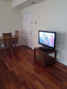 een woonkamer met een flatscreen-tv op een tafel bij One bedroom with free parking in Schenectady