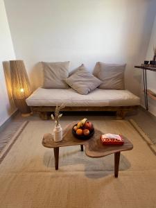 uma sala de estar com um sofá e uma mesa com uma taça de fruta em Oro Guesthouse em Dahab