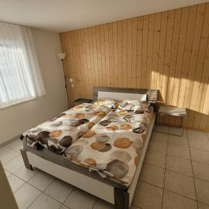 Giường trong phòng chung tại Residence Edelweiss