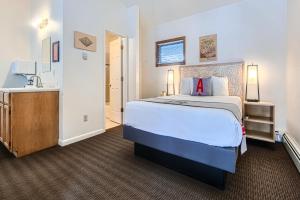Letto o letti in una camera di A-Lodge Boulder