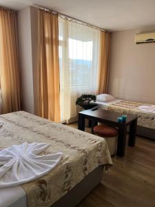 Un pat sau paturi într-o cameră la Hotel Han Krum