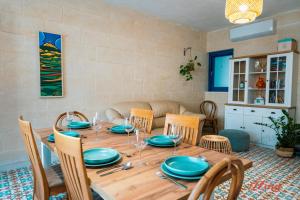 ห้องอาหารหรือที่รับประทานอาหารของ A remarkable Eco Home in Gozo