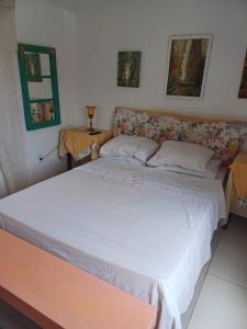 - 2 lits dans une chambre avec un couvre-lit dans l'établissement Casa do Mato I, à São Lourenço do Sul