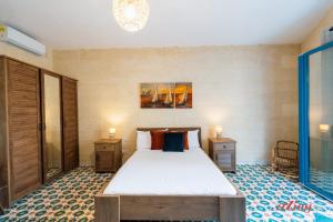 เตียงในห้องที่ A remarkable Eco Home in Gozo
