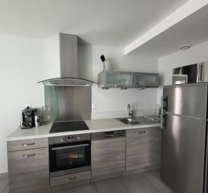 LE TOURISTIC Appartements的厨房或小厨房