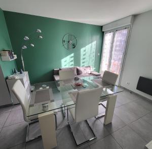 LE TOURISTIC Appartements的休息区