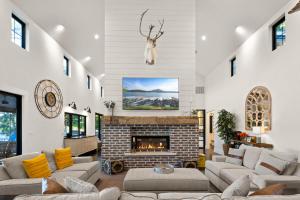 ein Wohnzimmer mit einem Kamin und einem TV in der Unterkunft LBJ Lodge Concierge Services in Kingsland