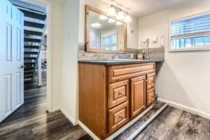 un bagno con lavandino e specchio di A-Lodge Boulder a Boulder